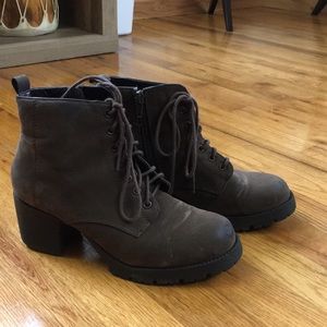 Tilly’s size 7 low heel boot